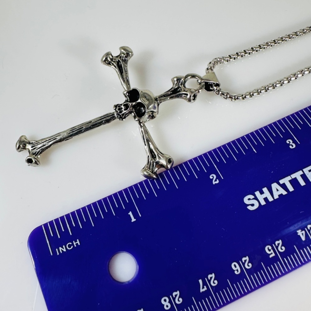 Super cool edgy skull and crossbones cross necklace in Silvertone metal NWT - Picture 5 of 5